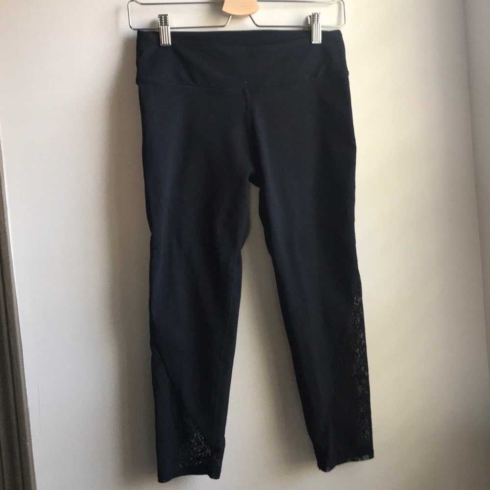 🔴 Fabletics leggings size small, lace detailing